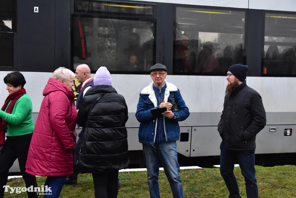 Pociąg specjalny na trasie kolejowej Tuchola - Pruszcz Bagienica! Jak wyglądał przejazd mikołajkowy?