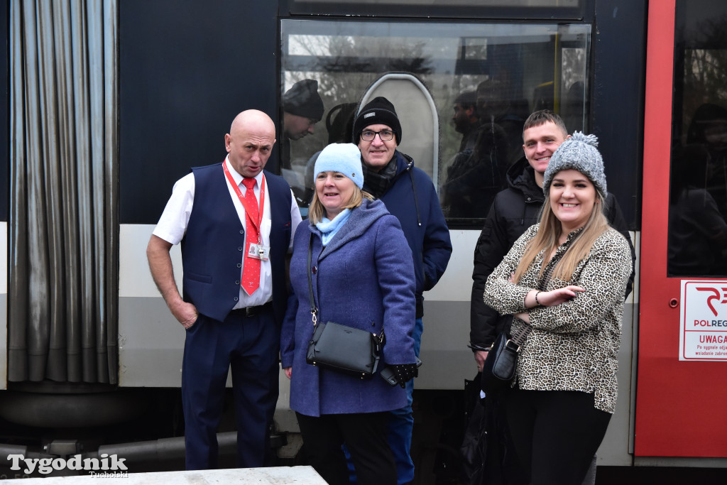 Pociąg specjalny na trasie kolejowej Tuchola - Pruszcz Bagienica! Jak wyglądał przejazd mikołajkowy?