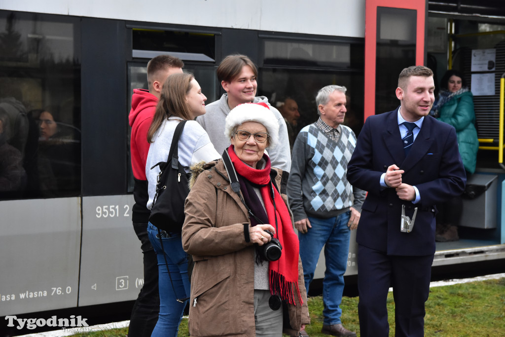 Pociąg specjalny na trasie kolejowej Tuchola - Pruszcz Bagienica! Jak wyglądał przejazd mikołajkowy?