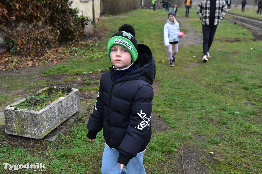 Pociąg specjalny na trasie kolejowej Tuchola - Pruszcz Bagienica! Jak wyglądał przejazd mikołajkowy?