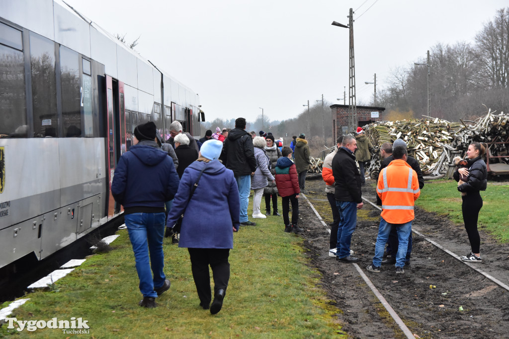 Pociąg specjalny na trasie kolejowej Tuchola - Pruszcz Bagienica! Jak wyglądał przejazd mikołajkowy?