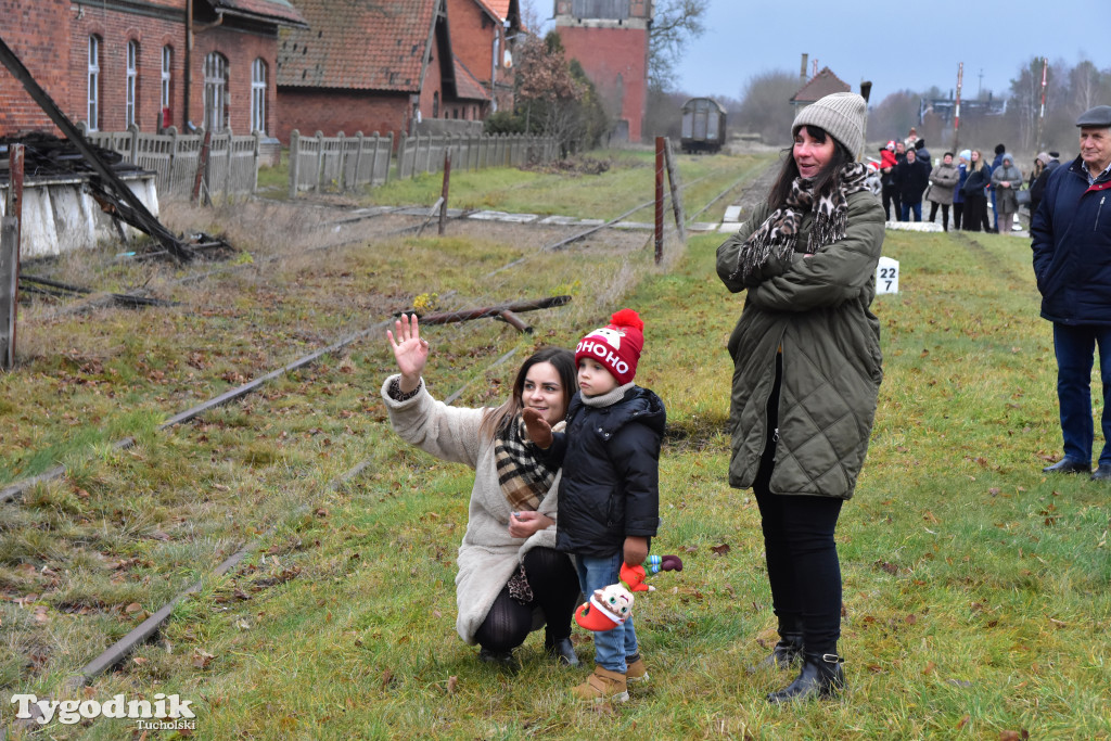 Pociąg specjalny na trasie kolejowej Tuchola - Pruszcz Bagienica! Jak wyglądał przejazd mikołajkowy?