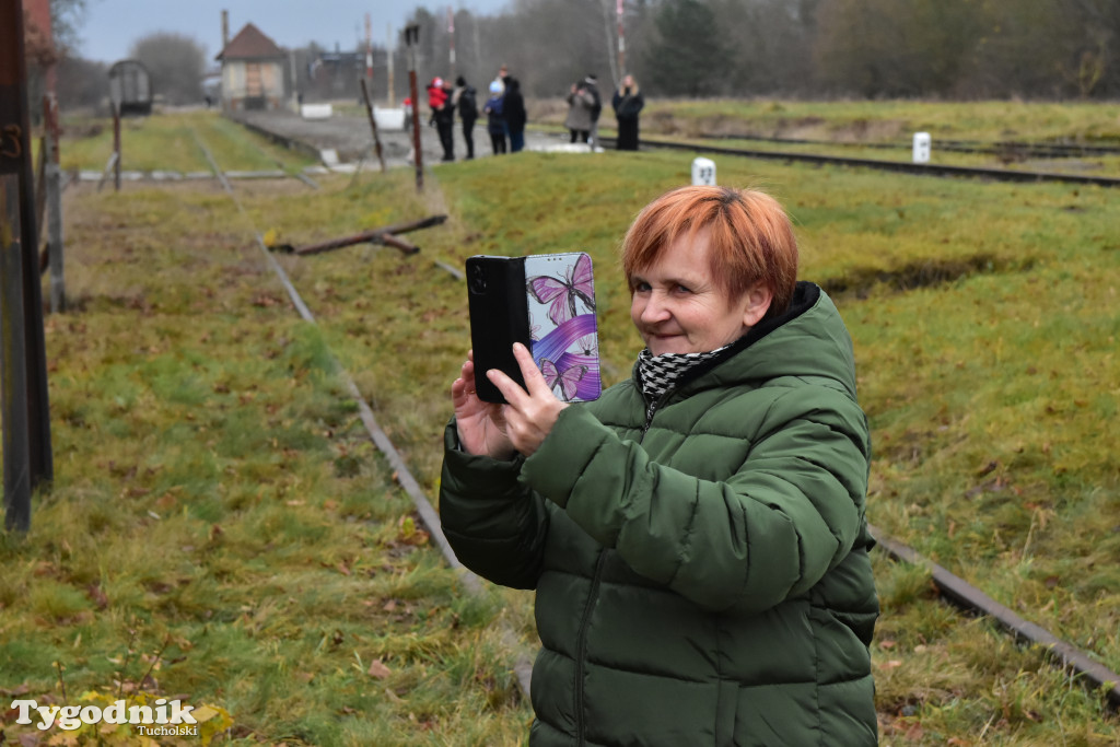 Pociąg specjalny na trasie kolejowej Tuchola - Pruszcz Bagienica! Jak wyglądał przejazd mikołajkowy?