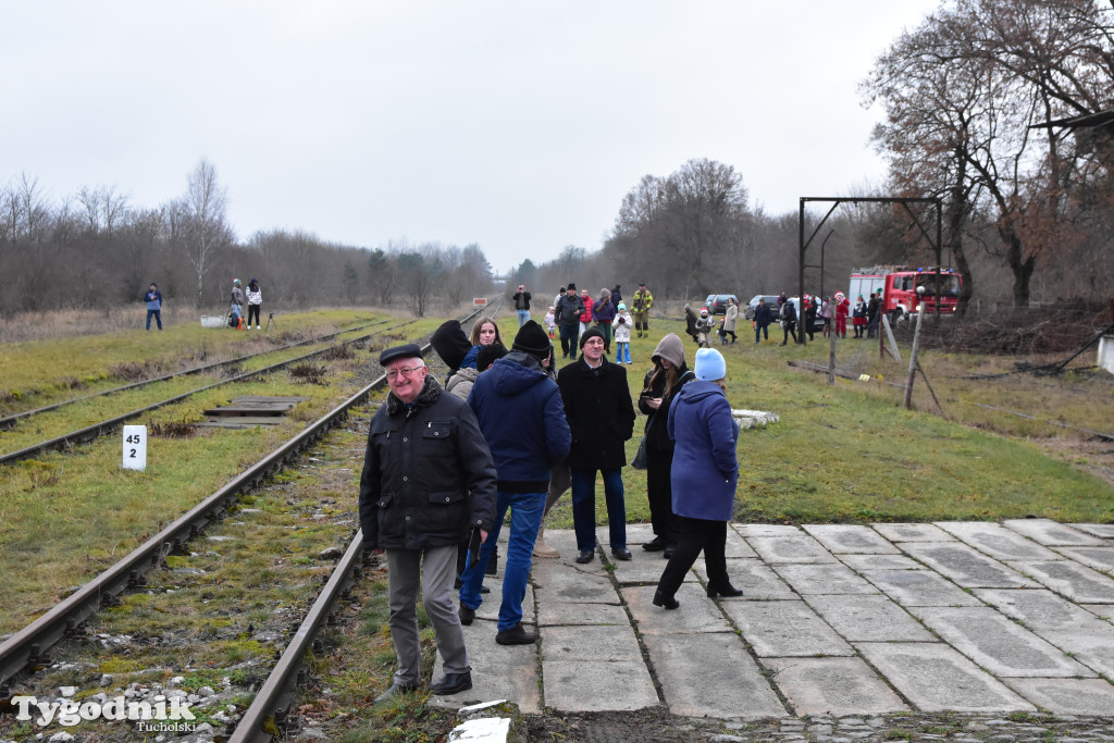 Pociąg specjalny na trasie kolejowej Tuchola - Pruszcz Bagienica! Jak wyglądał przejazd mikołajkowy?