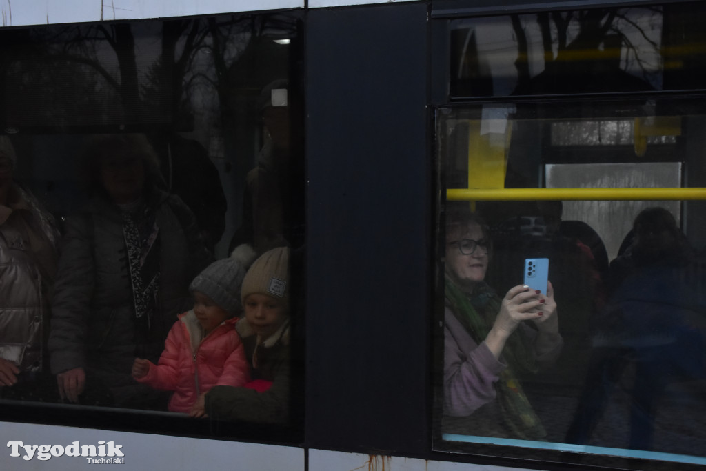 Pociąg specjalny na trasie kolejowej Tuchola - Pruszcz Bagienica! Jak wyglądał przejazd mikołajkowy?