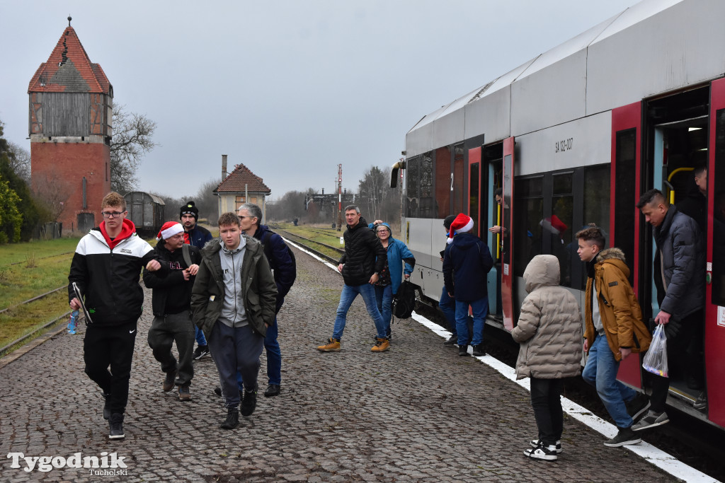 Pociąg specjalny na trasie kolejowej Tuchola - Pruszcz Bagienica! Jak wyglądał przejazd mikołajkowy?