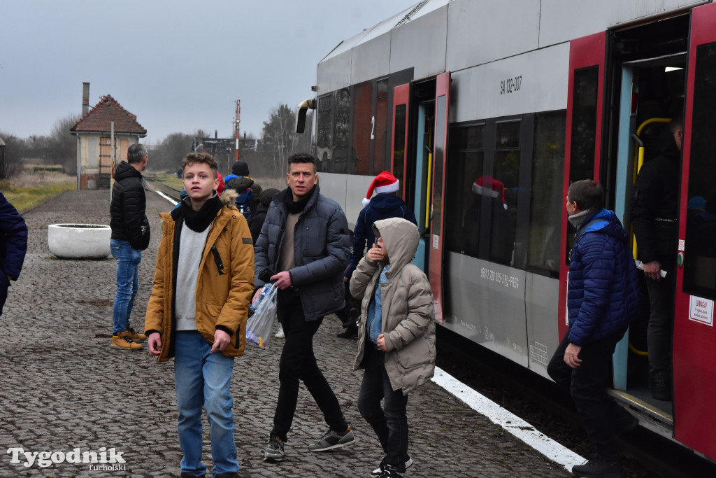 Pociąg specjalny na trasie kolejowej Tuchola - Pruszcz Bagienica! Jak wyglądał przejazd mikołajkowy?