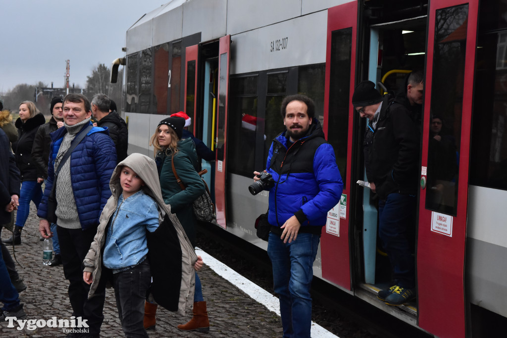 Pociąg specjalny na trasie kolejowej Tuchola - Pruszcz Bagienica! Jak wyglądał przejazd mikołajkowy?