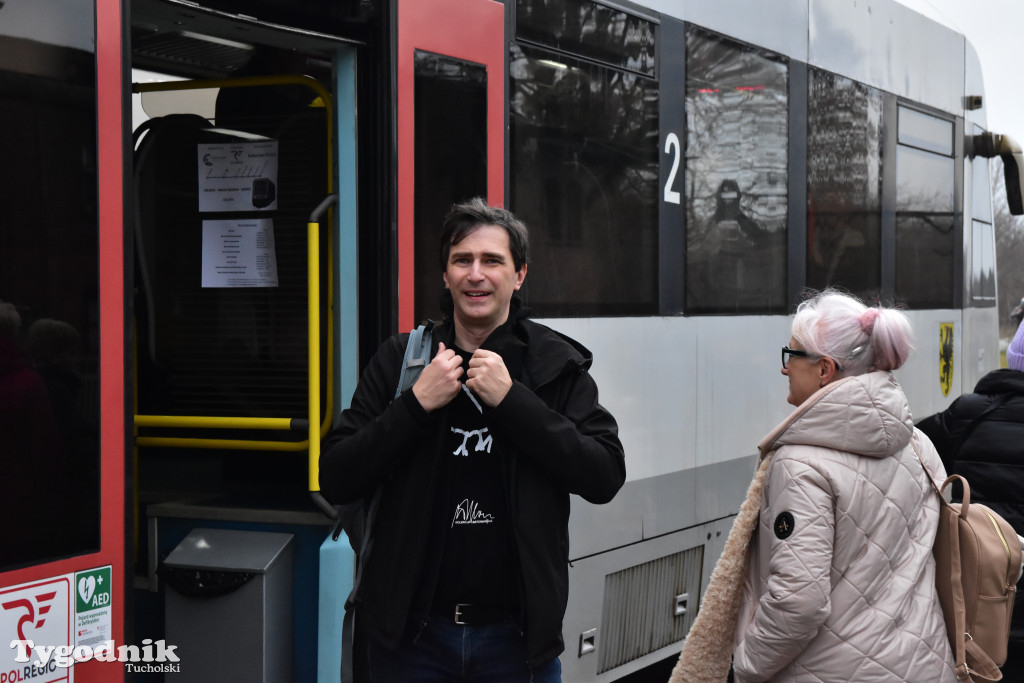 Pociąg specjalny na trasie kolejowej Tuchola - Pruszcz Bagienica! Jak wyglądał przejazd mikołajkowy?