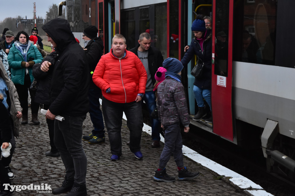 Pociąg specjalny na trasie kolejowej Tuchola - Pruszcz Bagienica! Jak wyglądał przejazd mikołajkowy?