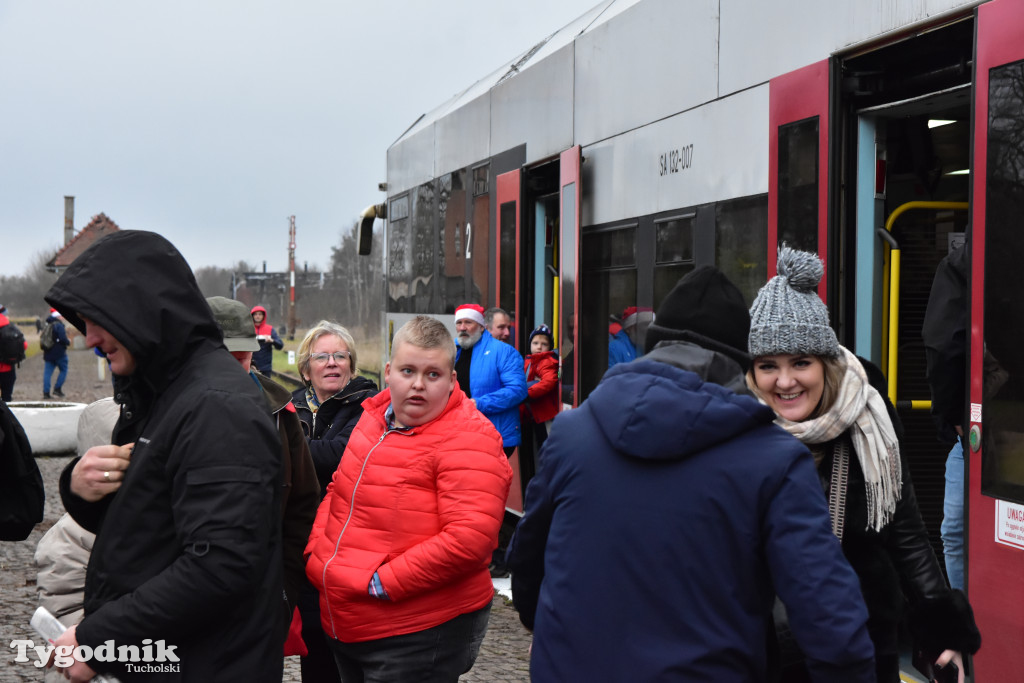 Pociąg specjalny na trasie kolejowej Tuchola - Pruszcz Bagienica! Jak wyglądał przejazd mikołajkowy?