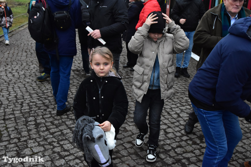 Pociąg specjalny na trasie kolejowej Tuchola - Pruszcz Bagienica! Jak wyglądał przejazd mikołajkowy?