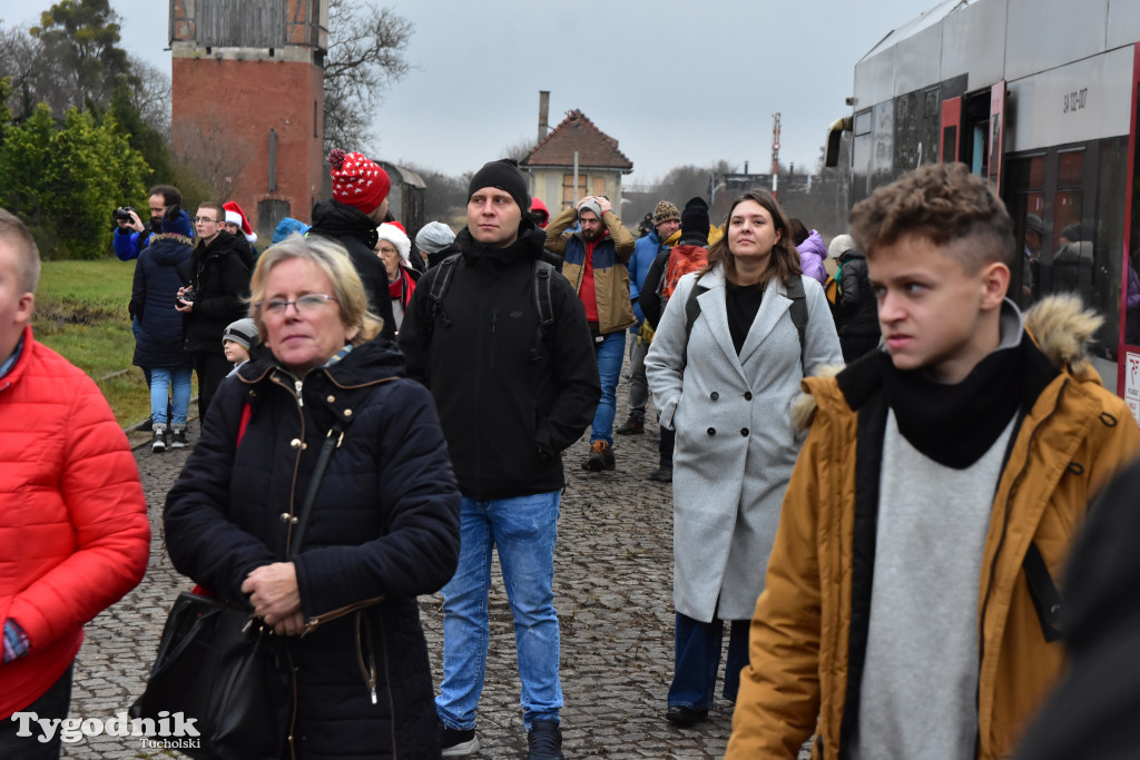 Pociąg specjalny na trasie kolejowej Tuchola - Pruszcz Bagienica! Jak wyglądał przejazd mikołajkowy?