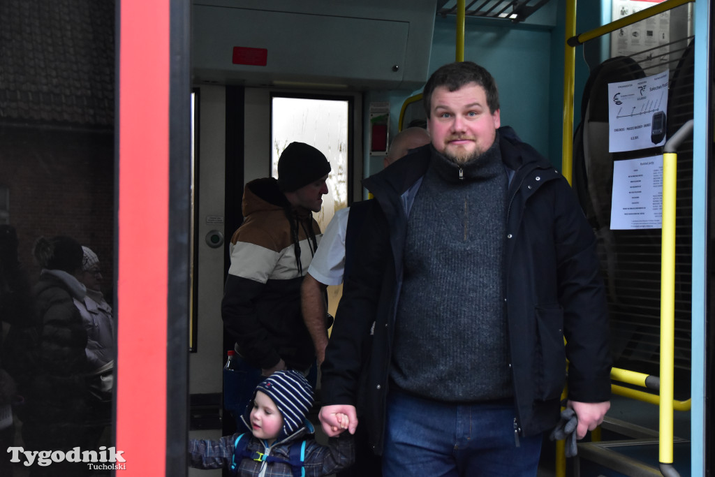 Pociąg specjalny na trasie kolejowej Tuchola - Pruszcz Bagienica! Jak wyglądał przejazd mikołajkowy?