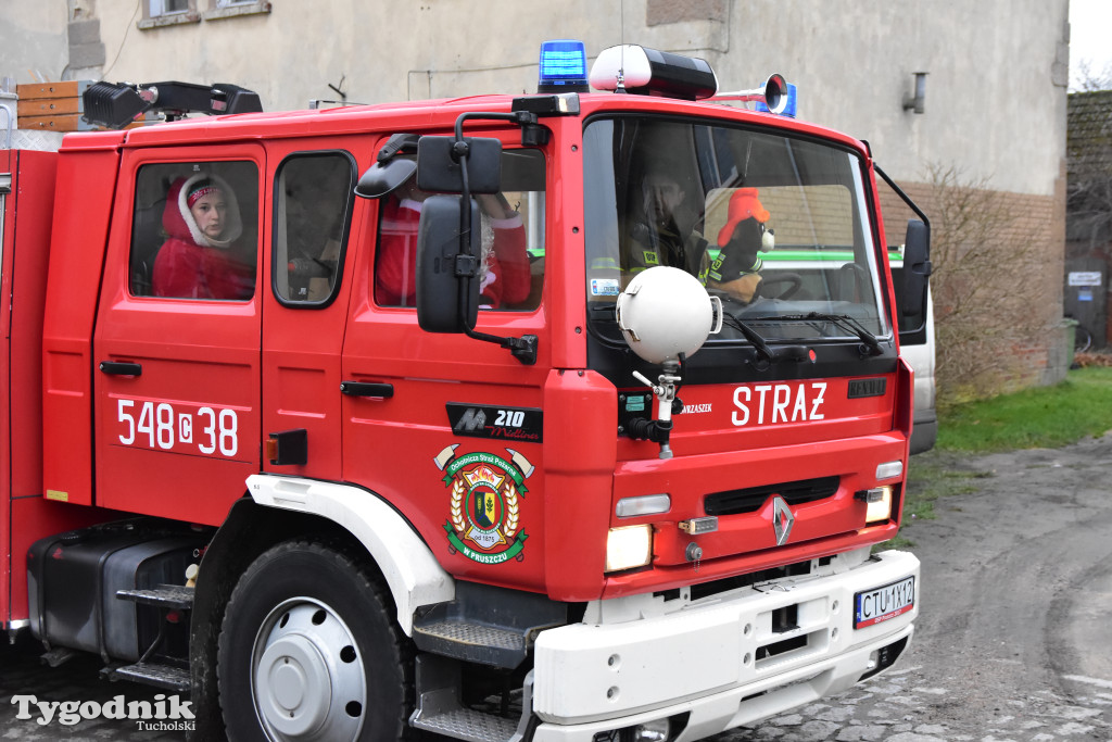 Pociąg specjalny na trasie kolejowej Tuchola - Pruszcz Bagienica! Jak wyglądał przejazd mikołajkowy?