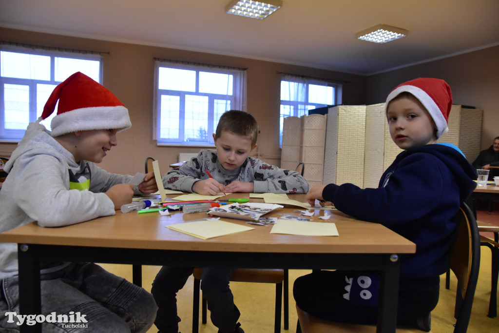 Pociąg specjalny na trasie kolejowej Tuchola - Pruszcz Bagienica! Jak wyglądał przejazd mikołajkowy?