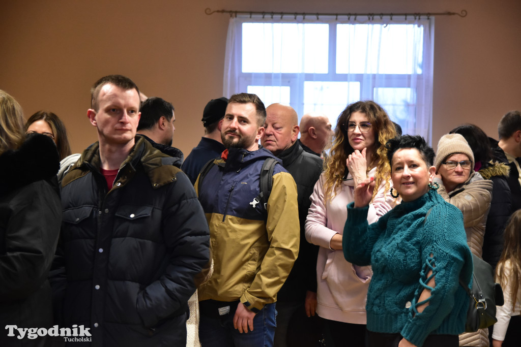 Pociąg specjalny na trasie kolejowej Tuchola - Pruszcz Bagienica! Jak wyglądał przejazd mikołajkowy?