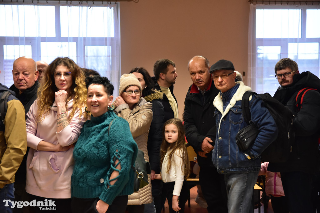 Pociąg specjalny na trasie kolejowej Tuchola - Pruszcz Bagienica! Jak wyglądał przejazd mikołajkowy?