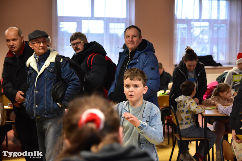 Pociąg specjalny na trasie kolejowej Tuchola - Pruszcz Bagienica! Jak wyglądał przejazd mikołajkowy?