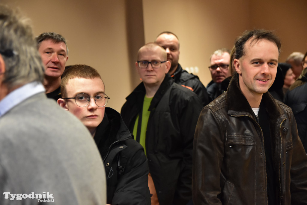 Pociąg specjalny na trasie kolejowej Tuchola - Pruszcz Bagienica! Jak wyglądał przejazd mikołajkowy?