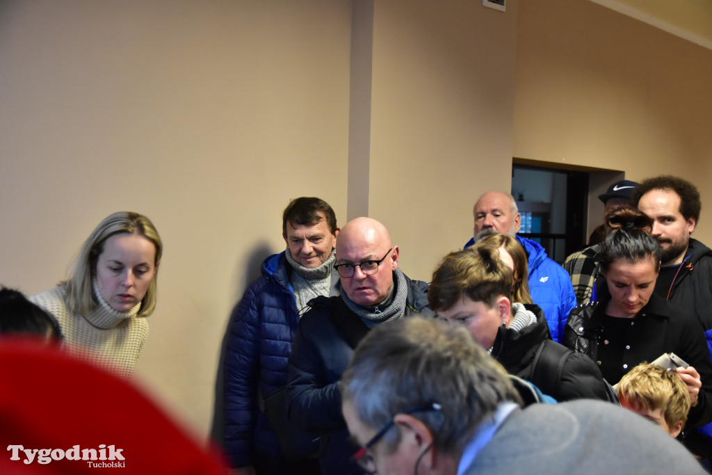 Pociąg specjalny na trasie kolejowej Tuchola - Pruszcz Bagienica! Jak wyglądał przejazd mikołajkowy?