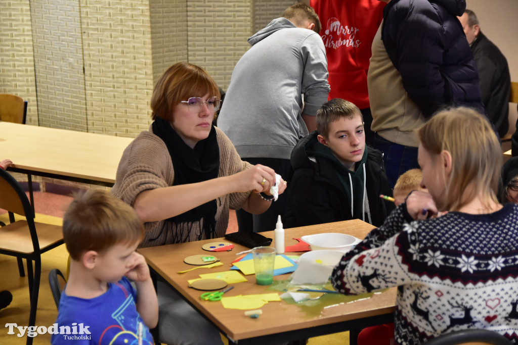 Pociąg specjalny na trasie kolejowej Tuchola - Pruszcz Bagienica! Jak wyglądał przejazd mikołajkowy?