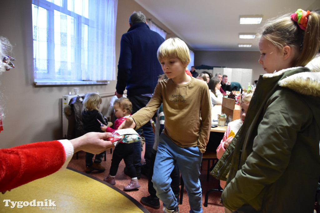 Pociąg specjalny na trasie kolejowej Tuchola - Pruszcz Bagienica! Jak wyglądał przejazd mikołajkowy?