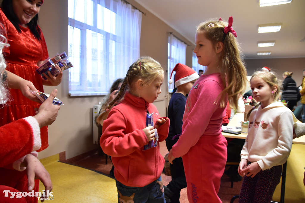 Pociąg specjalny na trasie kolejowej Tuchola - Pruszcz Bagienica! Jak wyglądał przejazd mikołajkowy?