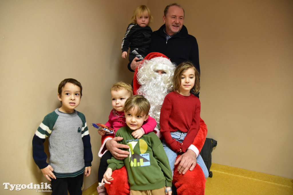 Pociąg specjalny na trasie kolejowej Tuchola - Pruszcz Bagienica! Jak wyglądał przejazd mikołajkowy?
