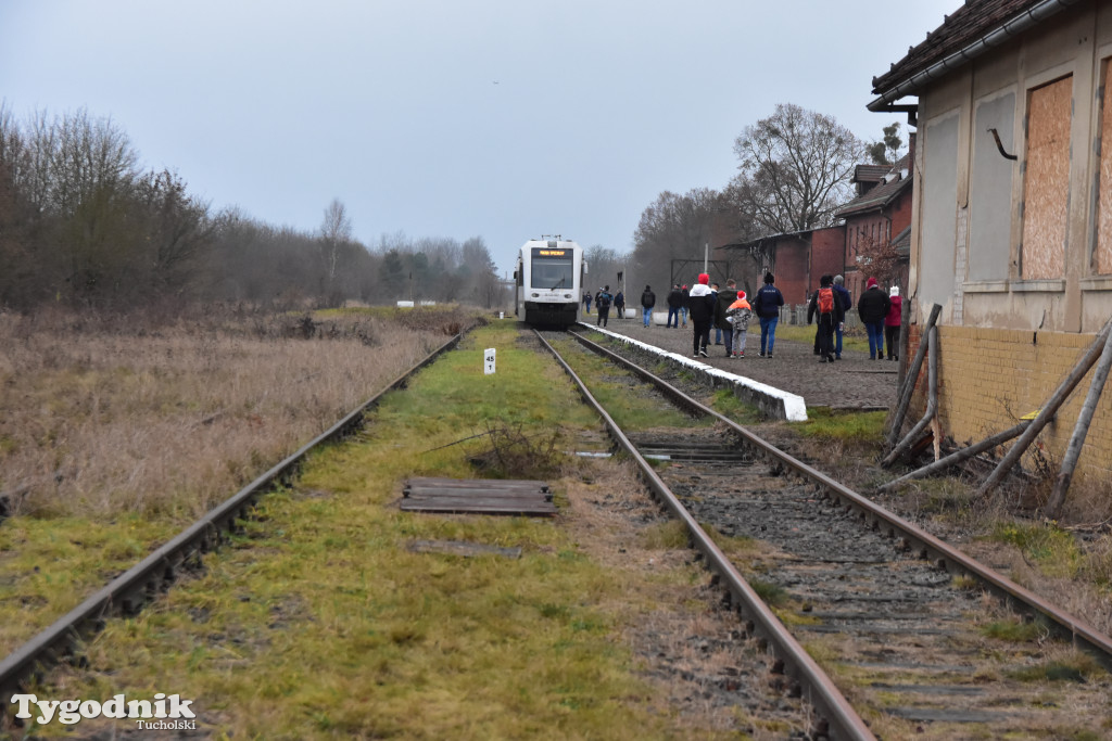 Pociąg specjalny na trasie kolejowej Tuchola - Pruszcz Bagienica! Jak wyglądał przejazd mikołajkowy?