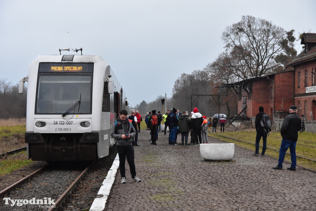 Pociąg specjalny na trasie kolejowej Tuchola - Pruszcz Bagienica! Jak wyglądał przejazd mikołajkowy?