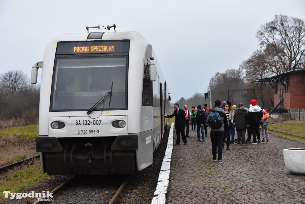 Pociąg specjalny na trasie kolejowej Tuchola - Pruszcz Bagienica! Jak wyglądał przejazd mikołajkowy?