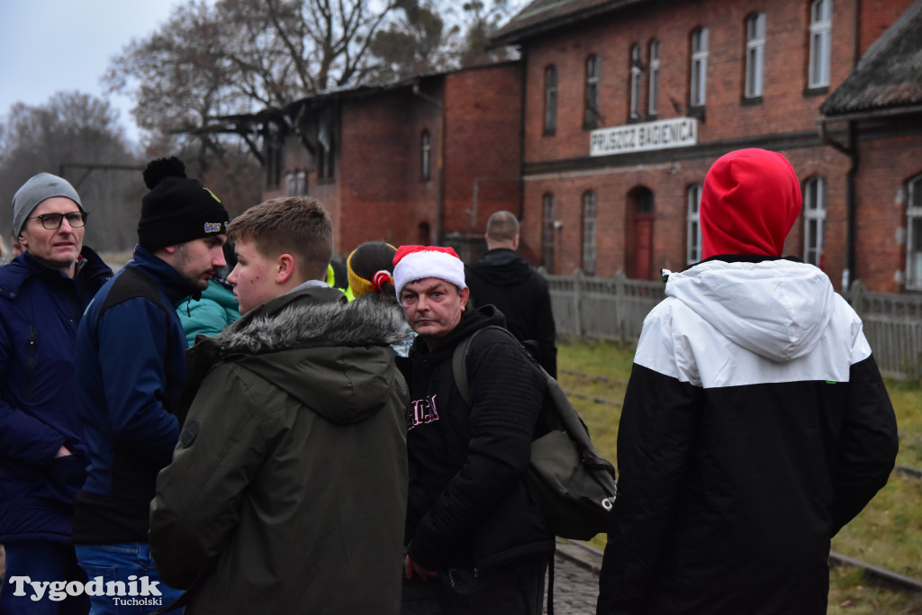 Pociąg specjalny na trasie kolejowej Tuchola - Pruszcz Bagienica! Jak wyglądał przejazd mikołajkowy?
