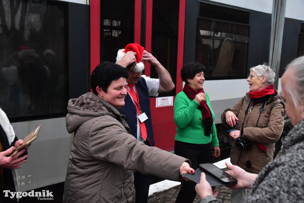 Pociąg specjalny na trasie kolejowej Tuchola - Pruszcz Bagienica! Jak wyglądał przejazd mikołajkowy?