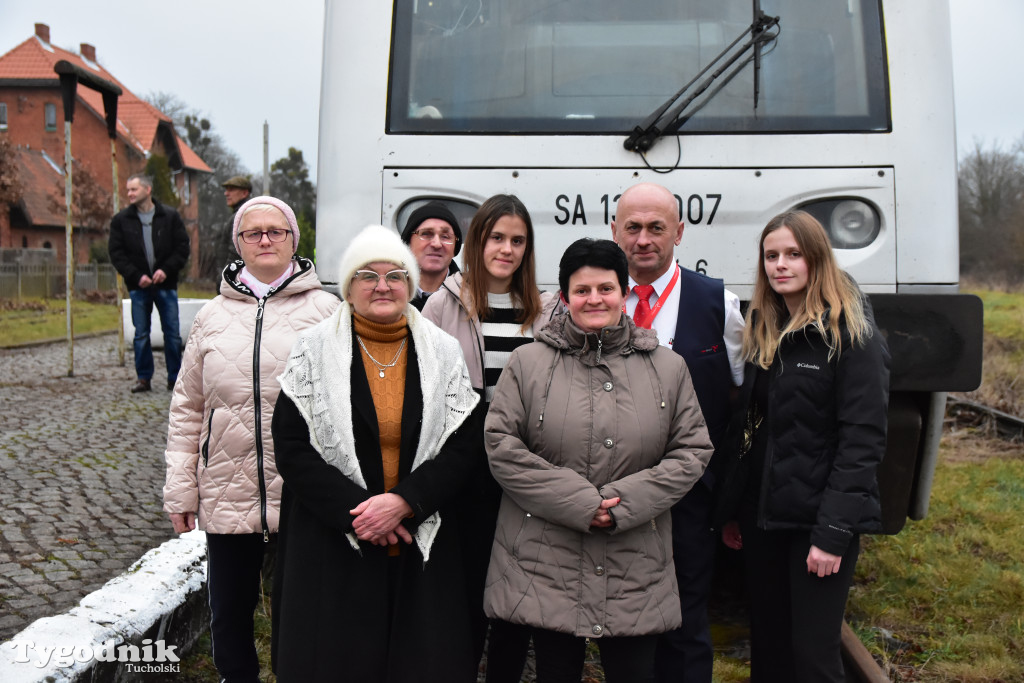 Pociąg specjalny na trasie kolejowej Tuchola - Pruszcz Bagienica! Jak wyglądał przejazd mikołajkowy?
