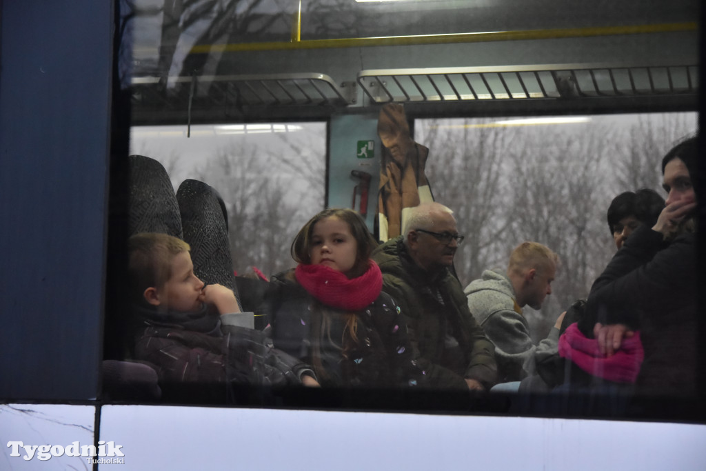 Pociąg specjalny na trasie kolejowej Tuchola - Pruszcz Bagienica! Jak wyglądał przejazd mikołajkowy?