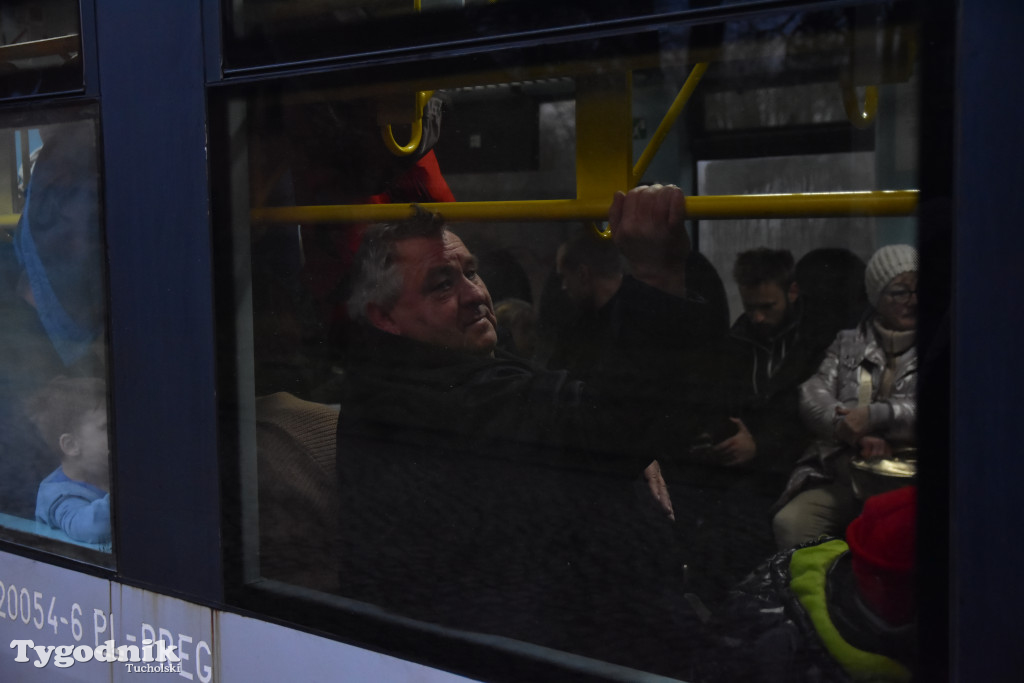 Pociąg specjalny na trasie kolejowej Tuchola - Pruszcz Bagienica! Jak wyglądał przejazd mikołajkowy?