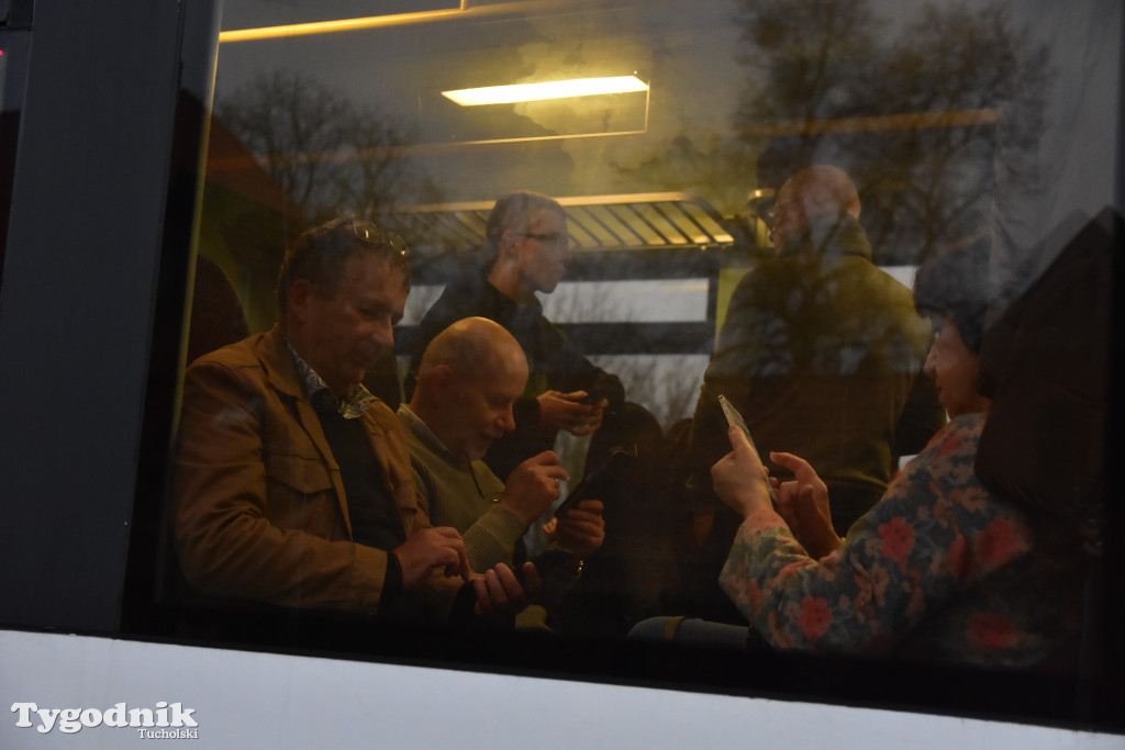 Pociąg specjalny na trasie kolejowej Tuchola - Pruszcz Bagienica! Jak wyglądał przejazd mikołajkowy?