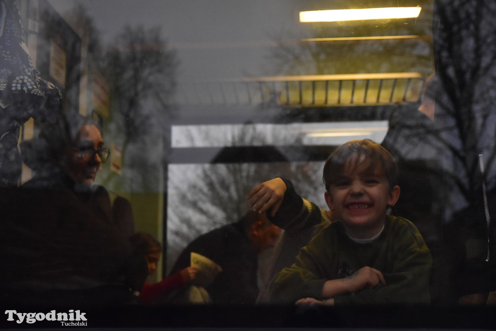 Pociąg specjalny na trasie kolejowej Tuchola - Pruszcz Bagienica! Jak wyglądał przejazd mikołajkowy?
