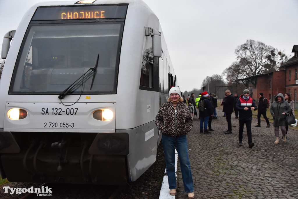 Pociąg specjalny na trasie kolejowej Tuchola - Pruszcz Bagienica! Jak wyglądał przejazd mikołajkowy?