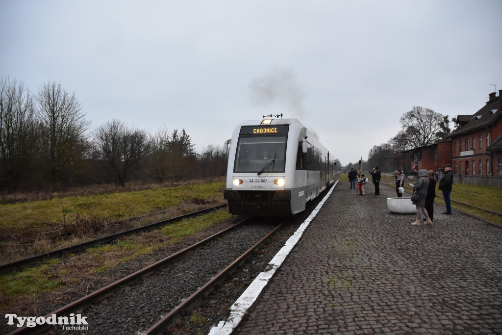 Pociąg specjalny na trasie kolejowej Tuchola - Pruszcz Bagienica! Jak wyglądał przejazd mikołajkowy?