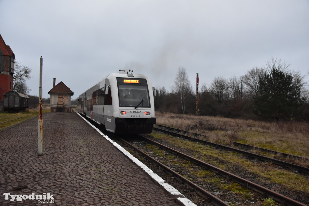 Pociąg specjalny na trasie kolejowej Tuchola - Pruszcz Bagienica! Jak wyglądał przejazd mikołajkowy?