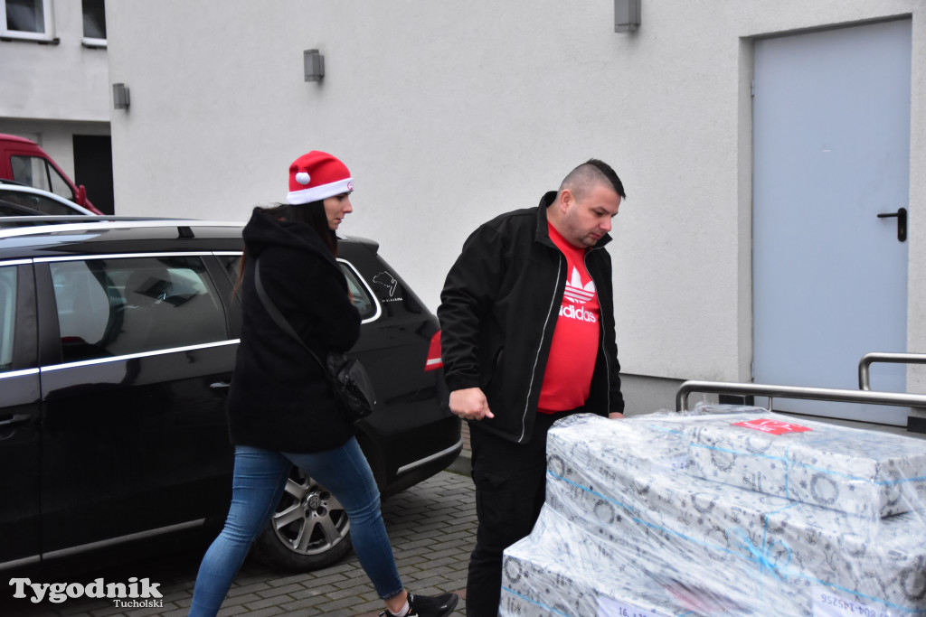 Finał Szlachetnej Paczki w powiecie tucholskim. Do ilu rodzin w tym roku dotarli wolontariusze? / ZDJĘCIA