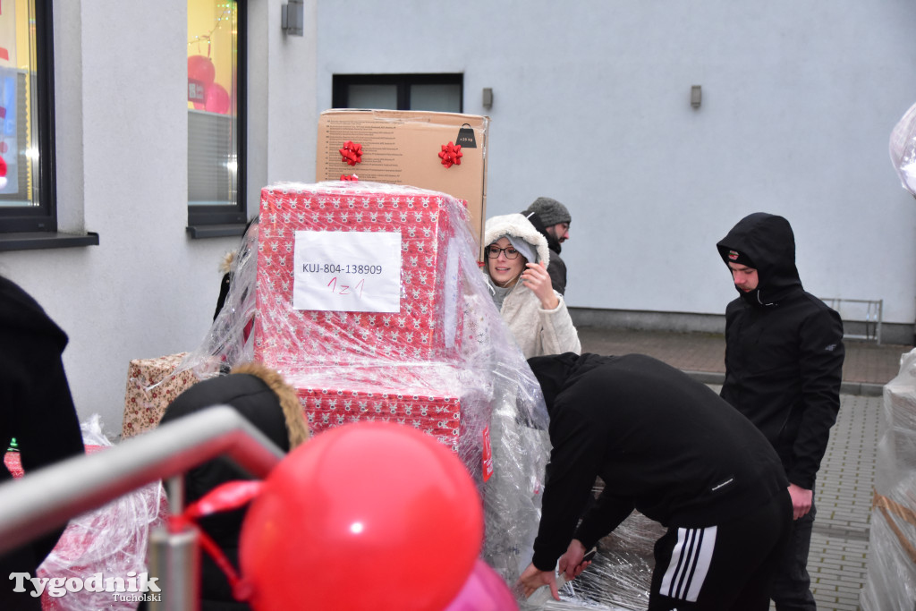 Finał Szlachetnej Paczki w powiecie tucholskim. Do ilu rodzin w tym roku dotarli wolontariusze? / ZDJĘCIA