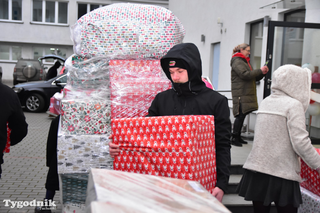 Finał Szlachetnej Paczki w powiecie tucholskim. Do ilu rodzin w tym roku dotarli wolontariusze? / ZDJĘCIA