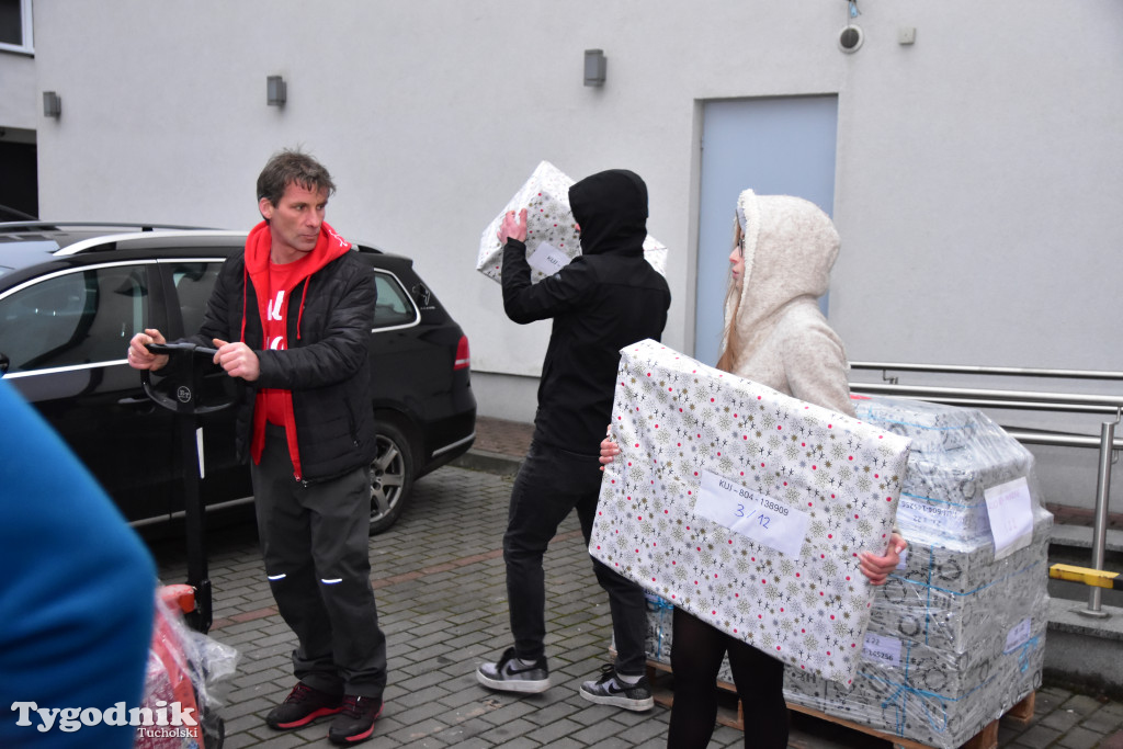 Finał Szlachetnej Paczki w powiecie tucholskim. Do ilu rodzin w tym roku dotarli wolontariusze? / ZDJĘCIA