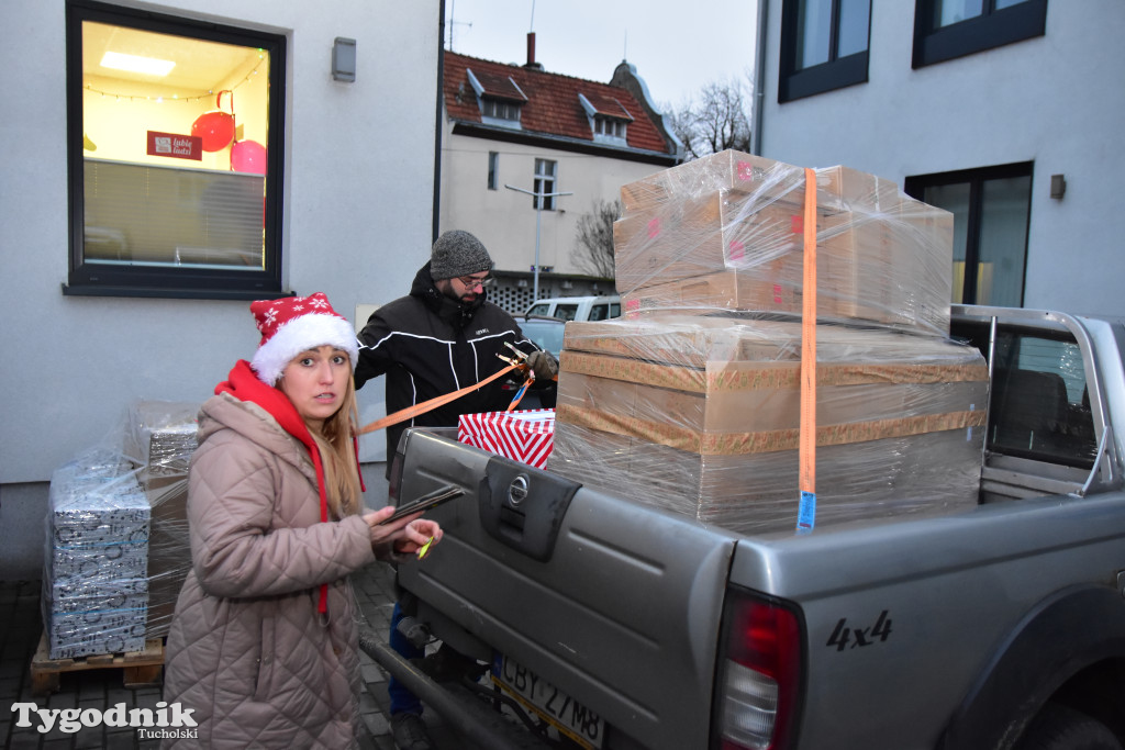 Finał Szlachetnej Paczki w powiecie tucholskim. Do ilu rodzin w tym roku dotarli wolontariusze? / ZDJĘCIA