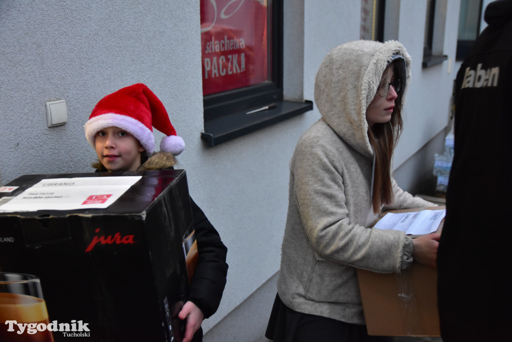 Finał Szlachetnej Paczki w powiecie tucholskim. Do ilu rodzin w tym roku dotarli wolontariusze? / ZDJĘCIA