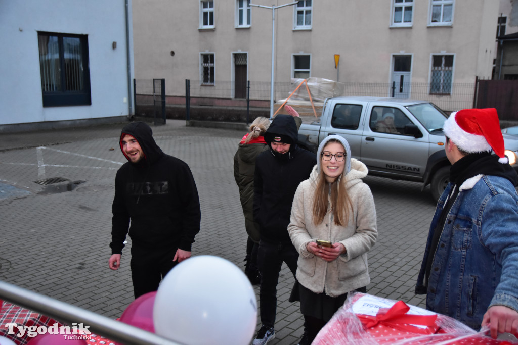 Finał Szlachetnej Paczki w powiecie tucholskim. Do ilu rodzin w tym roku dotarli wolontariusze? / ZDJĘCIA