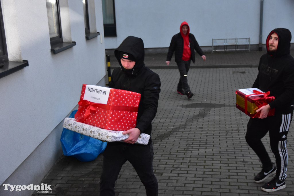 Finał Szlachetnej Paczki w powiecie tucholskim. Do ilu rodzin w tym roku dotarli wolontariusze? / ZDJĘCIA